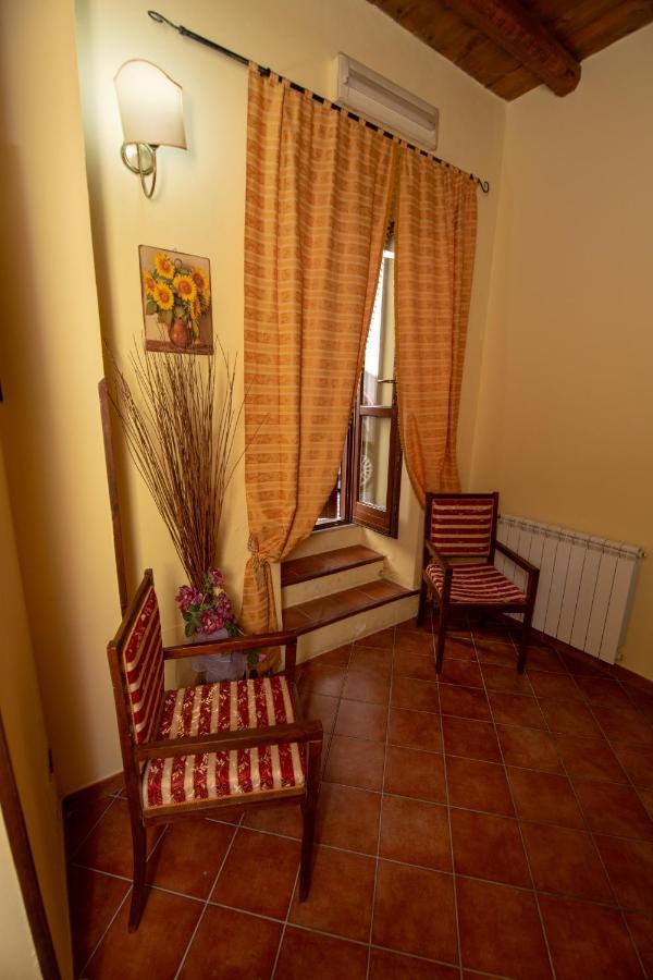 A Casa Vecchia Hotel Palazzo Adriano Esterno foto